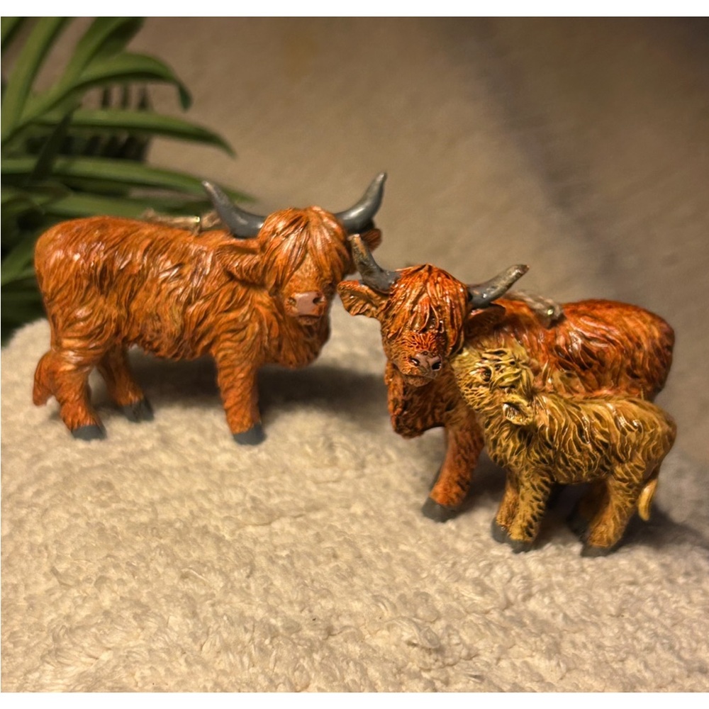 New set of 2 Highlands, bull, heifer and calf. Hang on tree or as table decor.